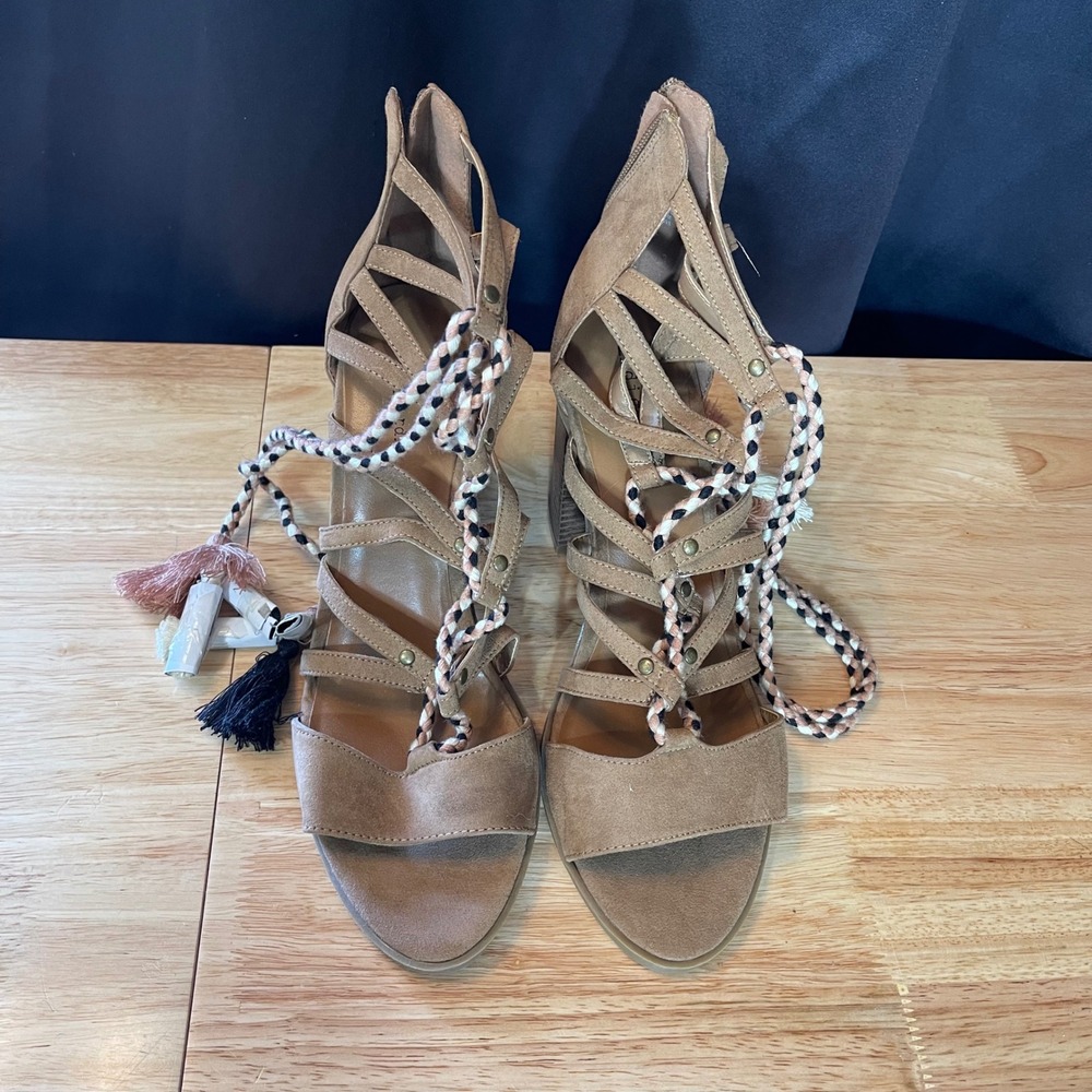 NEW Indigo Rd Womens Tan Faux Suede Gladiator Block Heel Tassel Sandals Size 11M